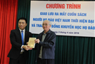 Tác giả Đào Xuân Hưng tặng sách cho Họ Đào Việt Nam 