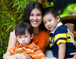 Kim Thư tươi trẻ bên hai quý tử