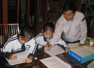 Một người thầy nặng lòng trong nét chữ