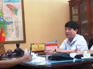 Ông Đào Trọng Quy - Chủ tịch TP.Thanh Hoá mua bánh mì, nước uống tiếp dân