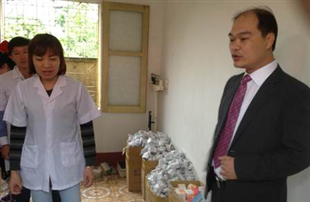 TS. Đào Tùng Bách tài trợ chương trình khám chữa bệnh và cấp phát thuốc miễn phí