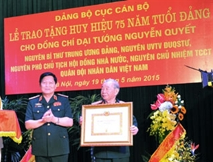 Trao Huy hiệu 75 năm tuổi Đảng tặng Đại tướng Nguyễn Quyết