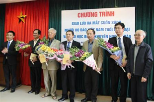 	 Ra mắt cuốn sách 