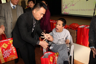 Báo Người Hà Nội tặng quà nạn nhân chất độc da cam