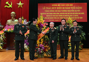 Đại tướng Nguyễn Quyết nhận Huy hiệu cao quý của Đảng