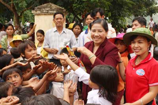 Chị Đào Thị Thanh Nguyên tại lễ nhận Cúp Bông hồng vàng